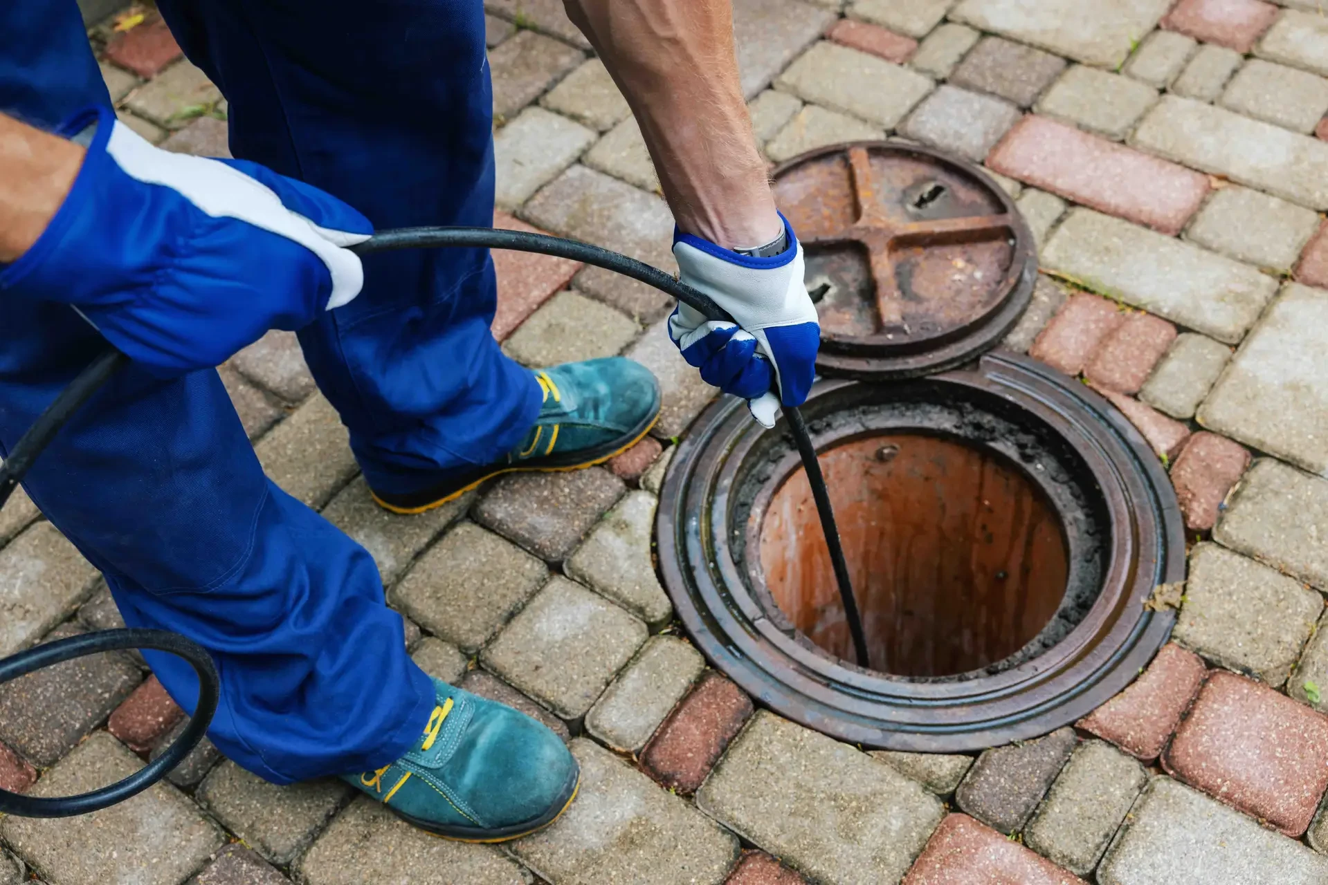 Koszty mechanicznego udrażniania rury kanalizacyjnej i co warto wiedzieć